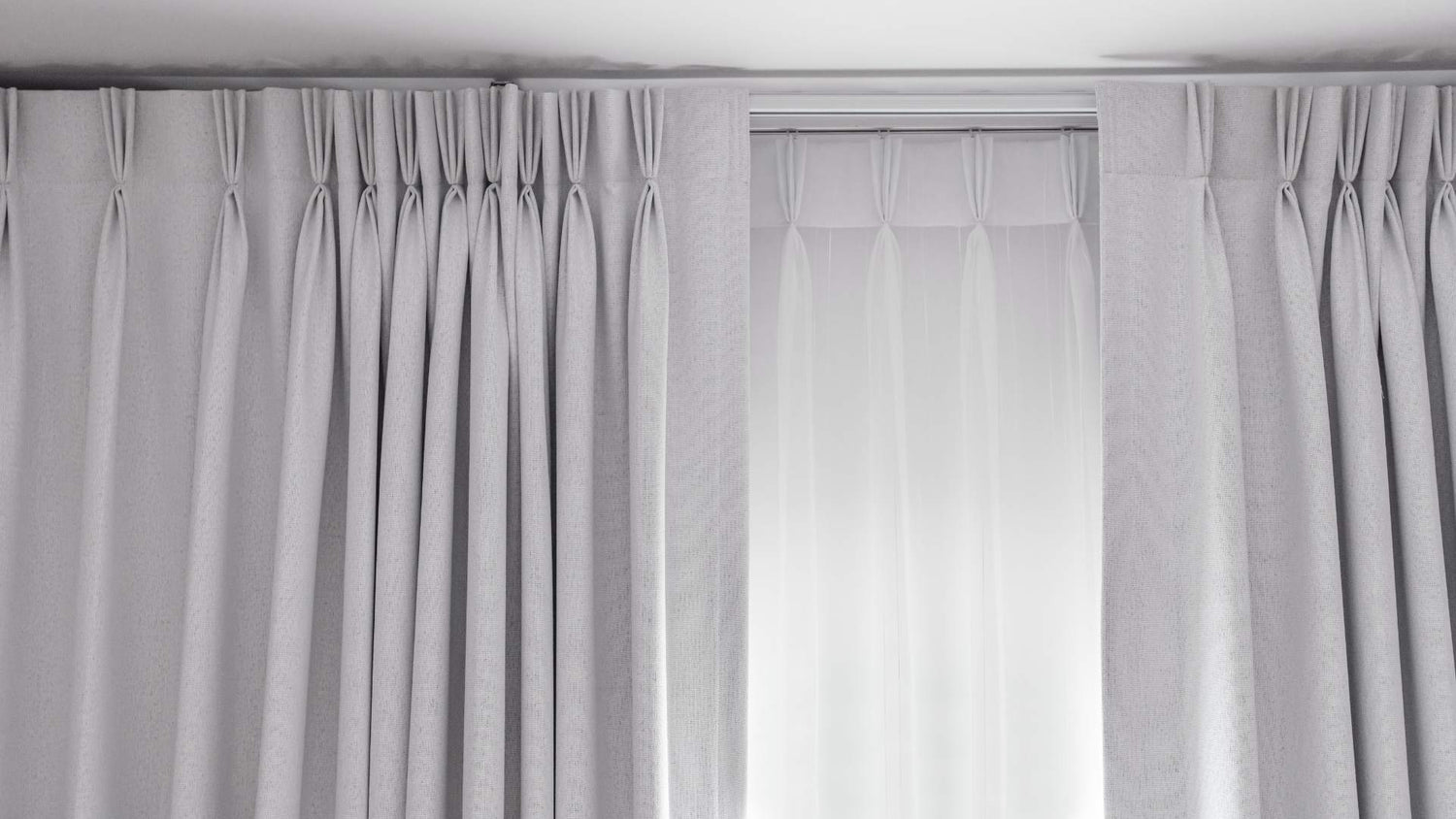 Gardinen für Schiene: So hängst du deine Vorhänge stilvoll und korrekt auf - Lightless